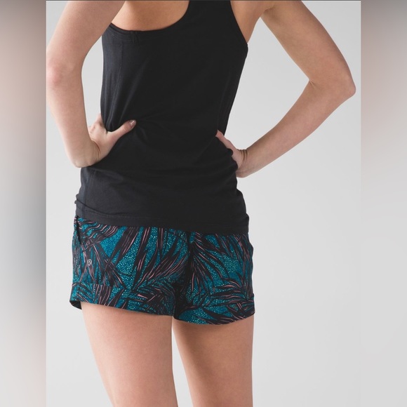 NWT New Lululemon Spring Break Away Short II Palm Lace Tofino Teal Multi - Picture 4 of 8